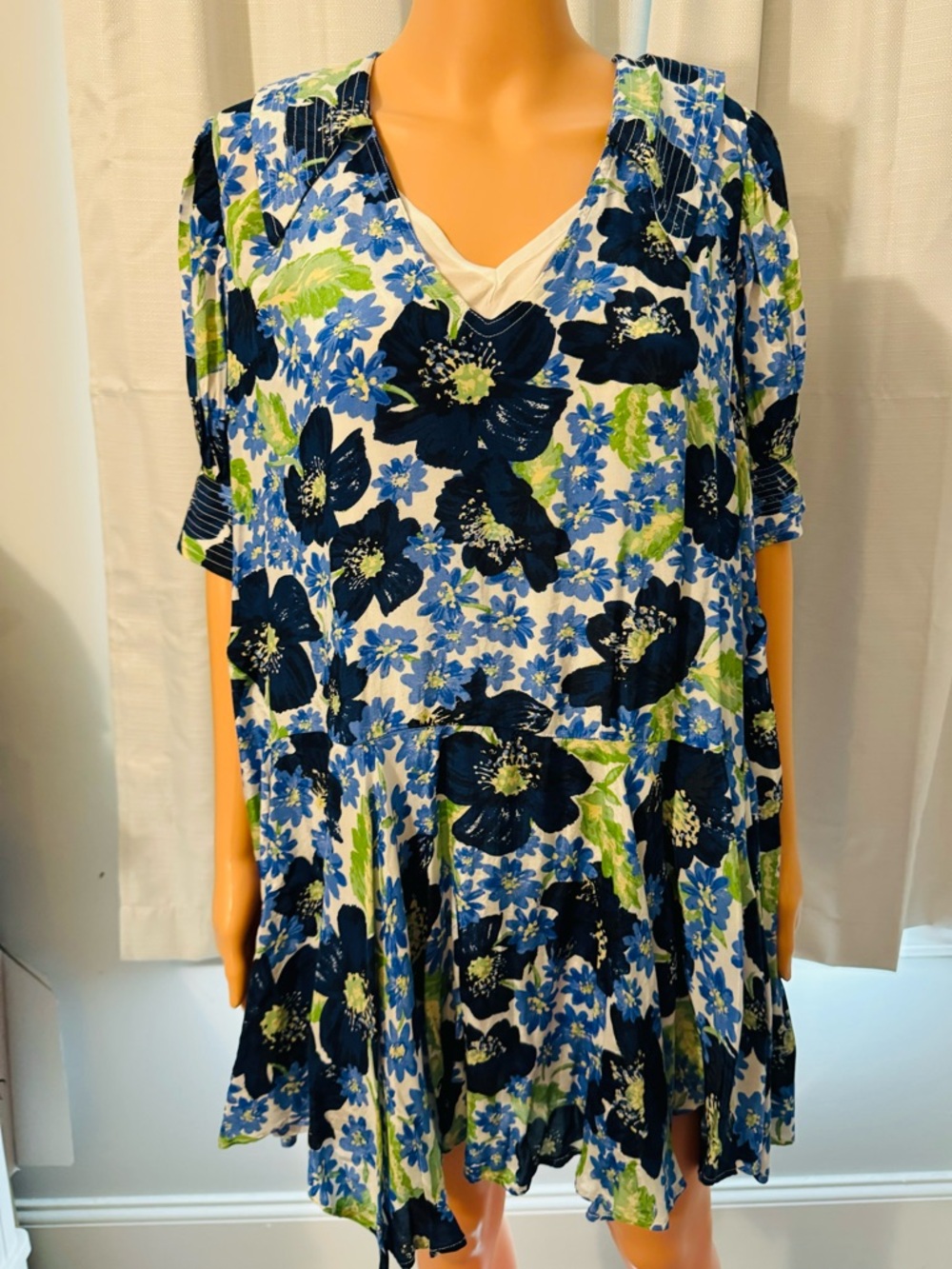 Adorable Free People size M blue floral print short sleeve dress lining new